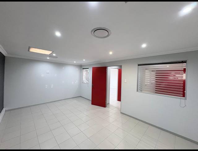 113M² OFFICE TO LET IN FOURWAYS